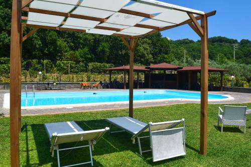 pergola z krzesłami i basenem w obiekcie Agrilao w mieście Scalea