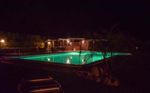 una piscina iluminada por la noche en Agrilao, en Scalea