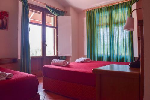 una camera d'albergo con due letti e una finestra di Agrilao a Scalea