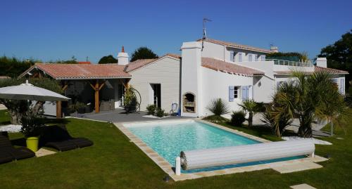 a house with a swimming pool in the yard at Une Escale à Pornic chambres d'hôtes 4 épis in Pornic