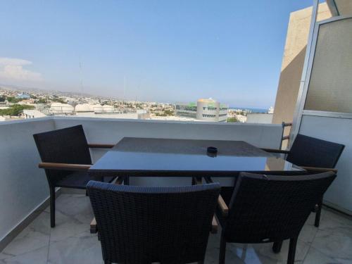 d'une table et de chaises sur un balcon avec vue. dans l'établissement Great views apartment., à Limassol