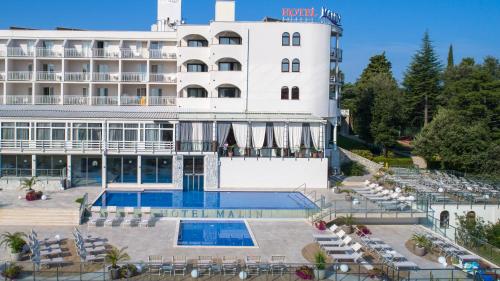 Bazén v ubytování Hotel Malin nebo v jeho okolí