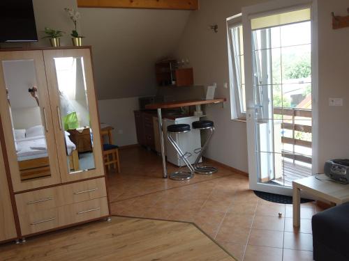 sala de estar con escritorio y espejo en Apartament Karpacz, en Mysłakowice