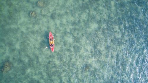 象島的住宿－GajaPuri Resort Koh Chang，空中观赏水中红色皮艇