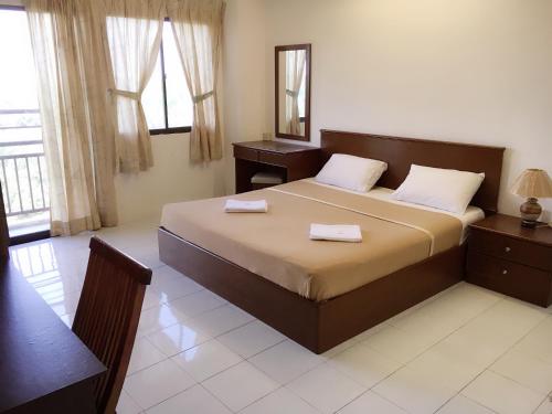 Dindings Pantai Desair Apartment By DPD tesisinde bir odada yatak veya yataklar