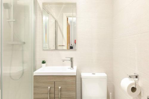 La salle de bains est pourvue d'un lavabo, de toilettes et d'un miroir. dans l'établissement Berkshire Apartment 11Helena House LUX Studio Apartment, à Reading
