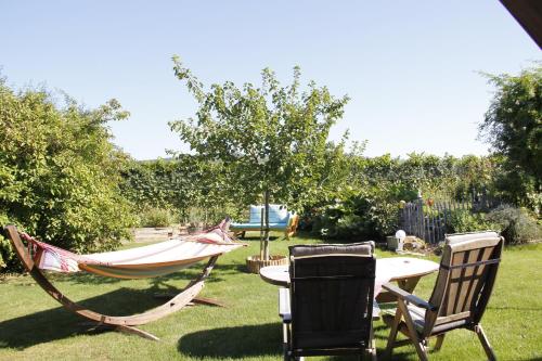 a hammock and two chairs and a table in a yard at Kraut & Ruabn - Stadl in Engabrunn