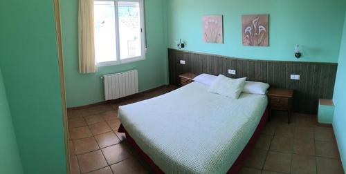 um quarto com uma cama grande numa sala verde em Hotel-Spa VegaSierra em Bogarra