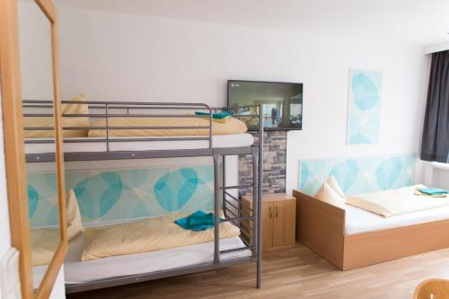 Pokój z łóżkiem piętrowym i 2 łóżkami piętrowymi w obiekcie Central Apartments Nürnberg-Fürth w mieście Fürth