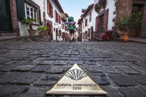 a pyramid sign on a cobblestone street at Residence Parc Arradoy in Saint-Jean-Pied-de-Port