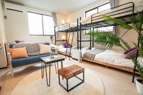 UCHI Living stay NAKAJIMA park tesisinde bir ranza yatağı veya ranza yatakları