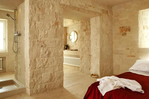 łazienka z prysznicem, łóżkiem i wanną w obiekcie Via Paradiso 32 w mieście Feltre