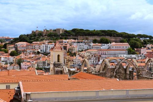 Pemandangan umum bagi Lisbon atau pemandangan bandar yang diambil dari hotel