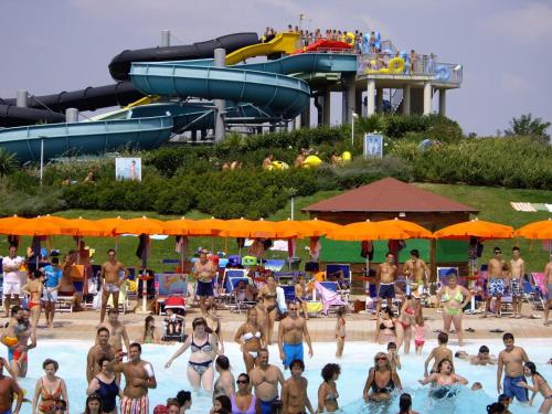 un gruppo di persone in una piscina in un parco acquatico di ALLEGRETTI'S HOUSE VENOSA, ospitalità e accoglienza a Venosa