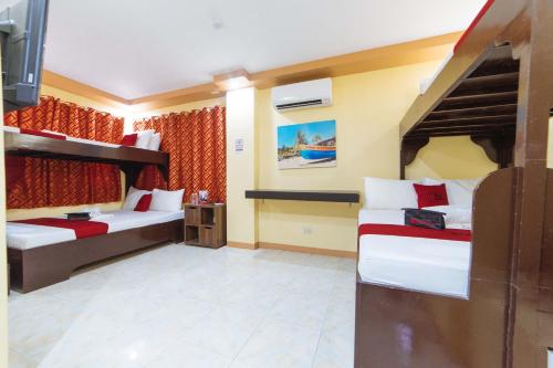 Кровать или кровати в номере RedDoorz near Notre Dame of Dadiangas University