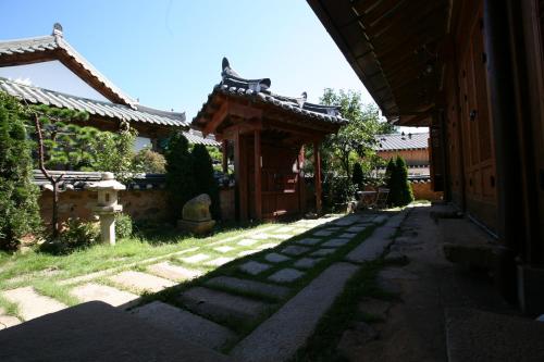 a walkway leading to a house with a gate at GaEunChae 2 in Jeonju