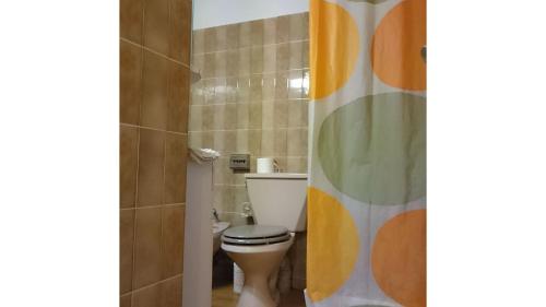 une salle de bain avec toilettes et rideau de douche dans l'établissement charmant studio, à Cassis