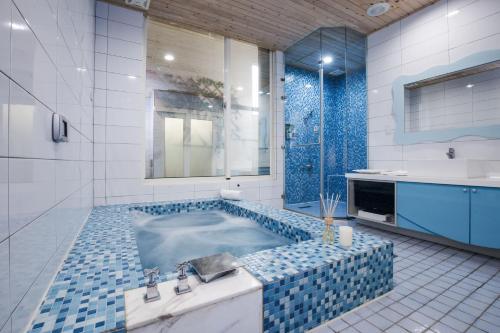 Een badkamer bij Duo Romance Hotel