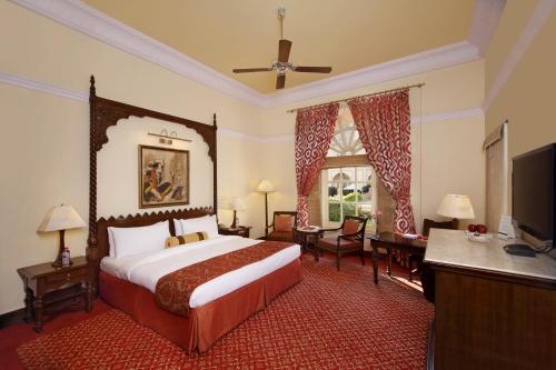 Postel nebo postele na pokoji v ubytování Taj Hari Mahal Jodhpur