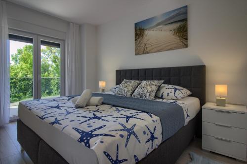 Posteľ alebo postele v izbe v ubytovaní Modern villa Ema with private pool near Pula and the beach