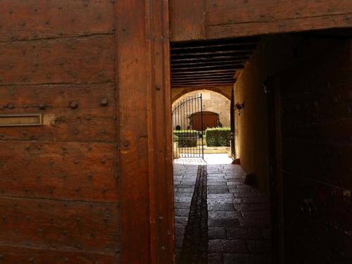 una entrada a un edificio con un arco en 41 Maufoux By Bruno Colin en Beaune