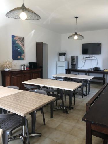 Cette chambre dispose de tables, de chaises et d'une télévision. dans l'établissement U Castellu, à Vero