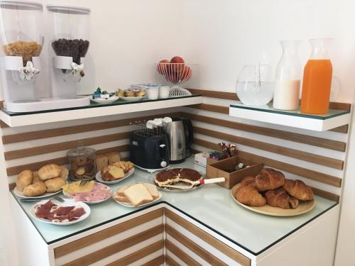 een aanrecht met borden gebak en ander voedsel erop. bij B&B JOELE in Tropea