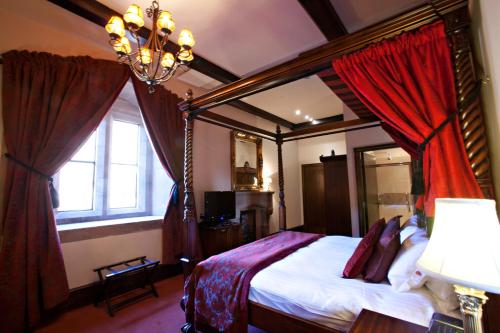 Ένα ή περισσότερα κρεβάτια σε δωμάτιο στο Peckforton Castle