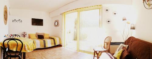 une chambre avec un lit et une porte coulissante en verre dans l'établissement charmant studio, à Cassis