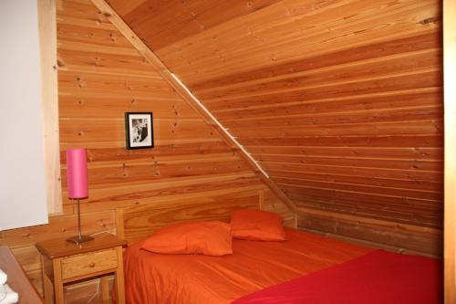 En eller flere senge i et værelse på Cota 1500 - Chalé 51 - Penhas da Saúde