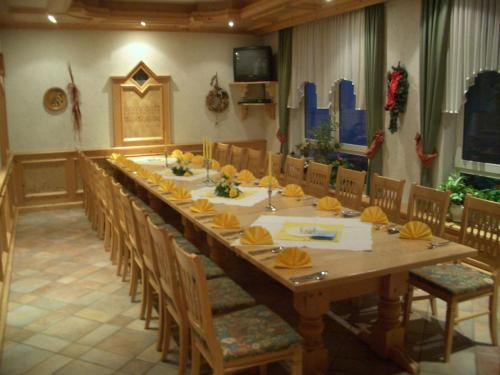 einen langen Holztisch und Stühle in einem Zimmer in der Unterkunft Weinhotel Wagner in Frankenthal