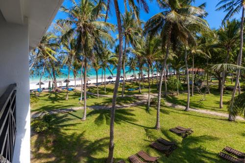 Blick auf den Strand vom Balkon eines Resorts in der Unterkunft Diani Sea Resort - All Inclusive in Diani Beach