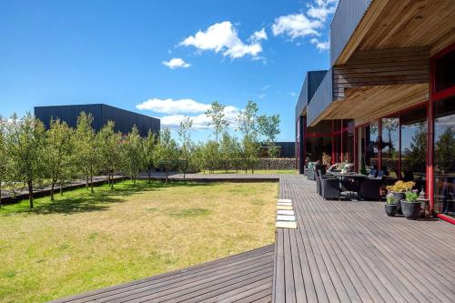un patio de un edificio con césped en Hrafntinna Villa, en Selfoss