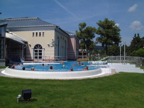 ein großer Swimmingpool mit Menschen darin in der Unterkunft Ferienwohnungen Haus Fernblick in Bad König