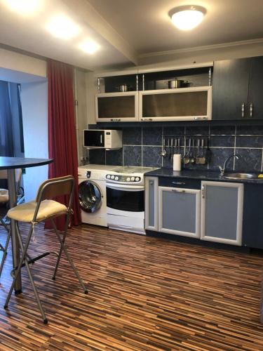 Kuchyň nebo kuchyňský kout v ubytování ApartLux on Pobedy Avenue