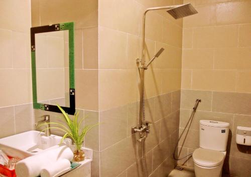 Green Island Villa Hoi An في هوي ان: حمام مع دش مع مرحاض ومغسلة
