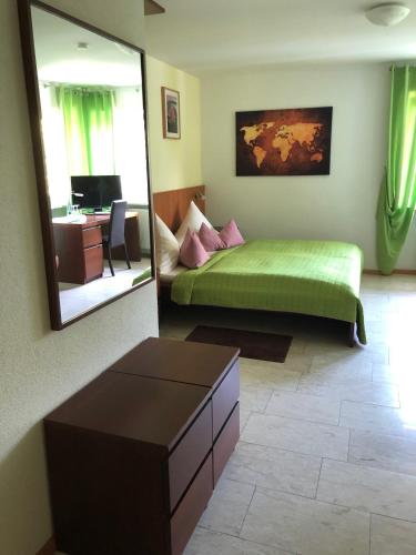 Ένα ή περισσότερα κρεβάτια σε δωμάτιο στο Hotel Mühleinsel