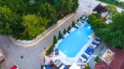 an overhead view of a swimming pool with chairs and trees at Krikonis Hotel in Ioannina