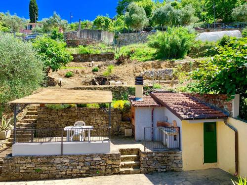 una pequeña casa con una pared de piedra en Farmer's rooms, en La Spezia