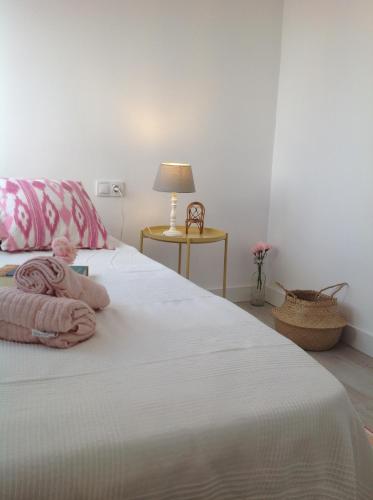 Posteľ alebo postele v izbe v ubytovaní PINK LEMON apartments