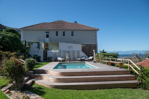 una casa con piscina y escaleras alrededor en Chartfield Guesthouse, en Kalk Bay