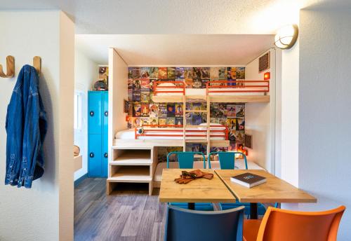 a small room with a table and a bunk bed at hotelF1 Marseille EST in Marseille