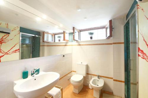 La salle de bains est pourvue d'un lavabo et de toilettes. dans l'établissement FIESSE COTTAGE, à Manarola