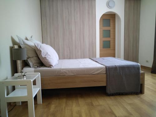 1 dormitorio con cama con almohadas blancas y mesa en Villa Le Clos Fleuri, en Narbona