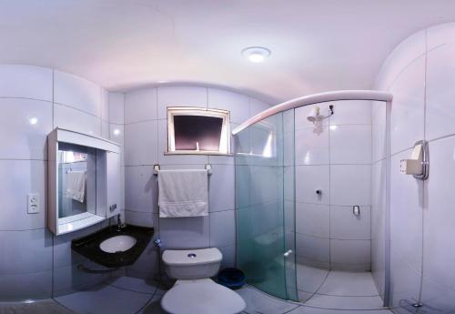 Maracanaú的住宿－Pousada das Maracanãs，一间带卫生间和玻璃淋浴间的浴室