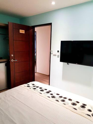 Μια τηλεόραση ή/και κέντρο ψυχαγωγίας στο Night Sea Homestay