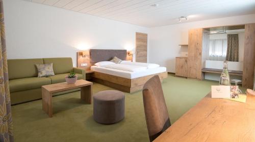 Postel nebo postele na pokoji v ubytování Gasthaus Hotel Kranz