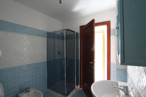 bagno con doccia, lavandino e servizi igienici di Via Del Mare a Budoni