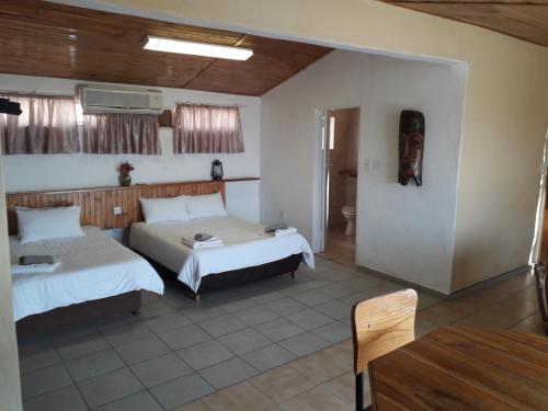 Postel nebo postele na pokoji v ubytování Lentswe Lodge
