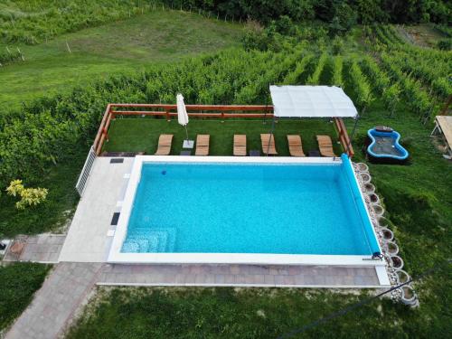 uma vista superior para uma piscina com uma mesa e cadeiras em Lodge Green paradise em Klanjec